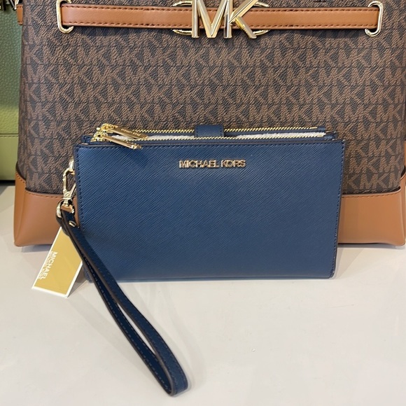 MICHAEL KORS LARGE DOUBLE ZIP WRISTLET WALLET PHONE CASE 
Navy NWT - Picture 8 of 16